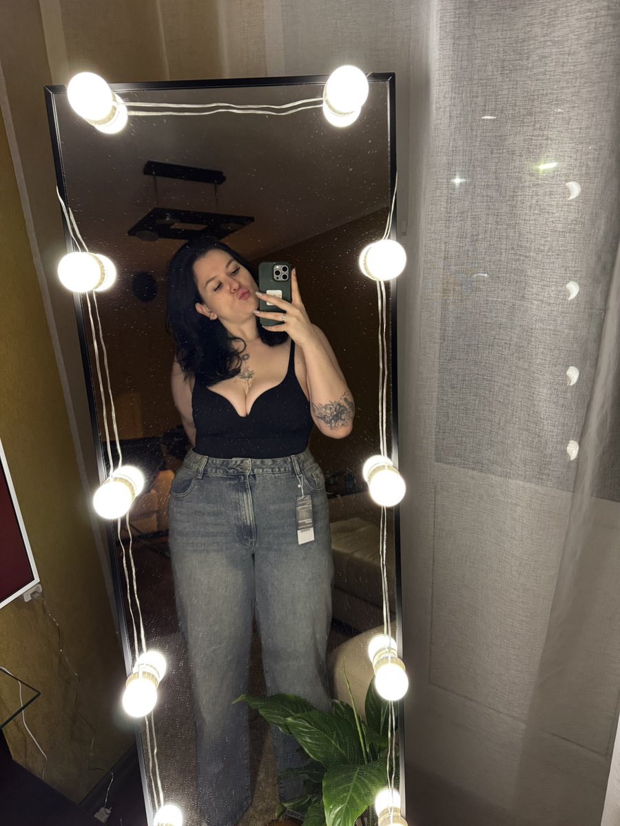 burnsshugar's tweet image. Выражаю огромную благодарность бифри, что они сшили джинсы на мой жирный зад