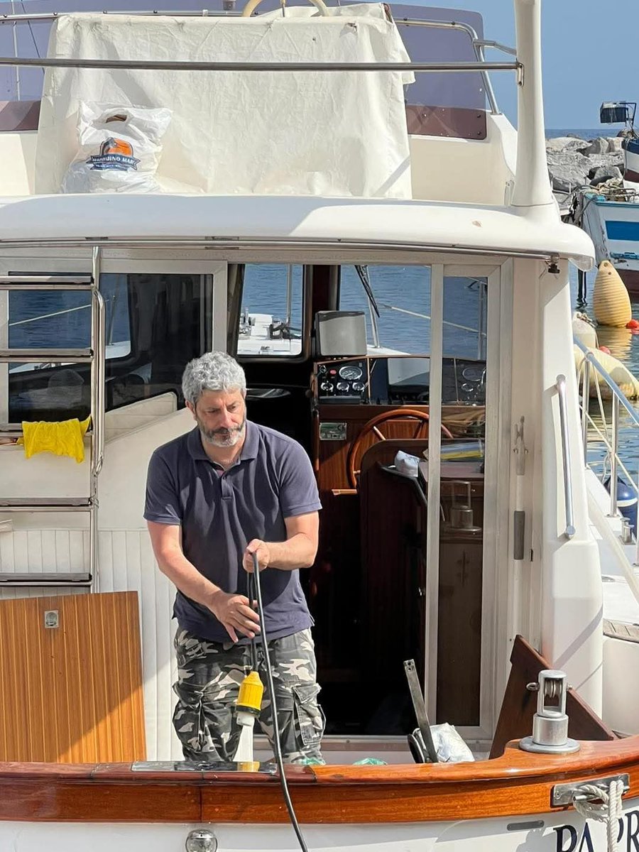 È un gozzo cabinato. Ad occhio è un modello pure un po' datato e certamente costa meno di uno di quei Suv che piacciono tanto ai cosiddetti "sovranisti".
Ma la mia domanda è "Che reato avrebbe commesso Fico?"