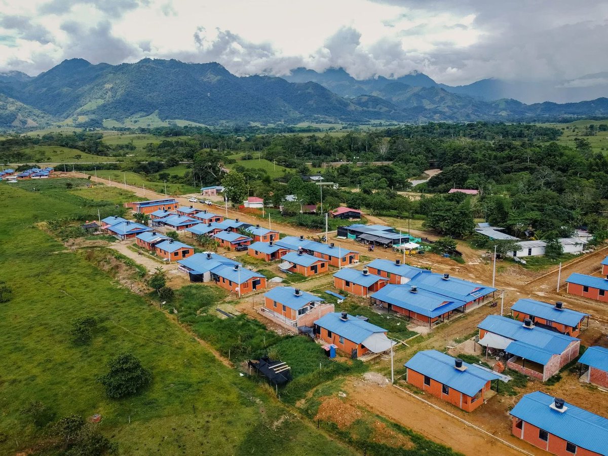 MisionONUCol's tweet photo. En #ElDoncello, #Caquetá, acompañamos entrega de 106 viviendas a firmantes de paz en el ETCR San José, por @ARNColombia y @Minvivienda.
El acceso a vivienda digna es un paso esencial para consolidar la reincorporación y fortalecer la construcción de paz en los territorios. 🧵 https://t.co/JFamwNTkHV