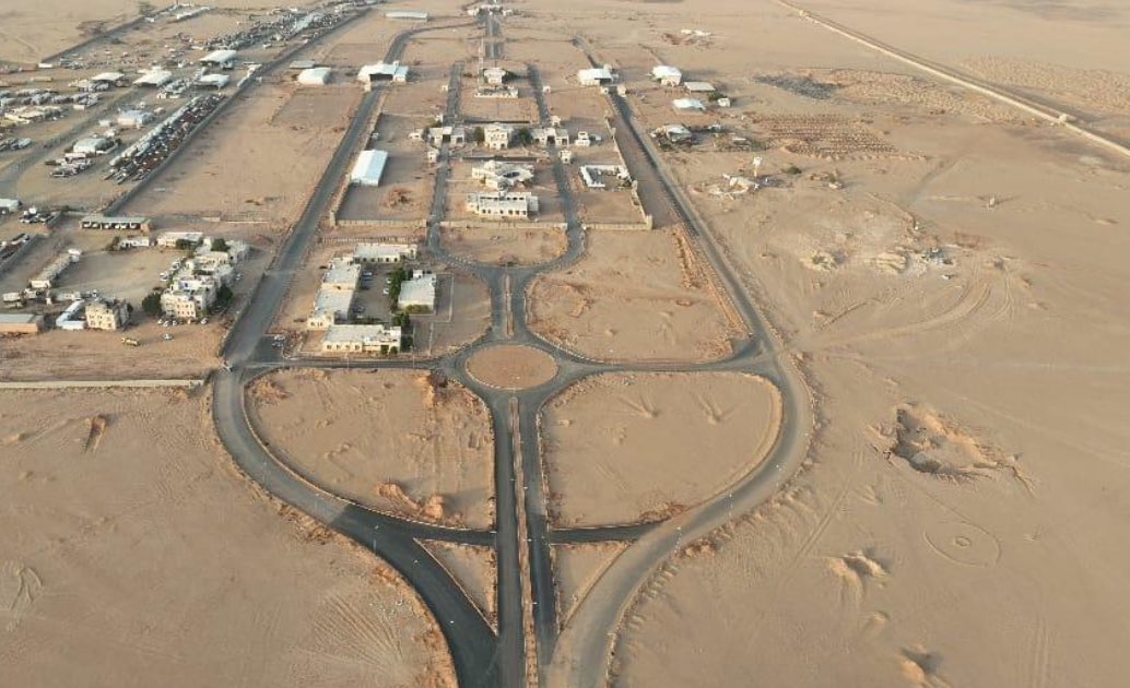 من السعودية إلى الأشقاء اليمنيين:

• انتهاء المرحلة الثانية من مشروع توسعة وإعادة تأهيل طريق العبر في اليمن.

• امتداد المرحلة الجديدة من منطقة الضويبي إلى غويربان بطول 40 كيلومترًا.

• وصول ما جرى تنفيذه حتى الآن إلى 91 كيلومترًا من الطريق.

• يُعدّ طريق العبر شريانًا حيويًا