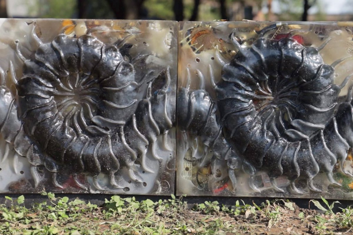 "Carolina Herrera I♡NY" (2025), del duo ASMA. Obra comisionada para Corteza Seca. Cortesía de los artistas y PEANA.

"Corteza Seca". VIII Edición del Programa de Arte Público de Las Artes Monterrey, en el marco de actividades del Festival Internacional Santa Lucía 2025.