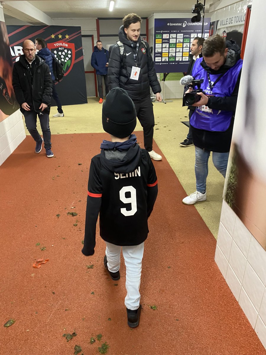 Des milliers de supporters toulonnais heureux, un ( deux ) peut être un peu plus que les autres. 👦🏻

#ParceQueBaptiste occupe une place particulière dans le cœur du peuple rouge et noir. ❤️

Merci pour hier, aujourd’hui et maintenant demain <a href="/Serin_Baptiste/">Baptiste Serin</a> . ✍️

SE QUEDAAAAA 🔴⚫️