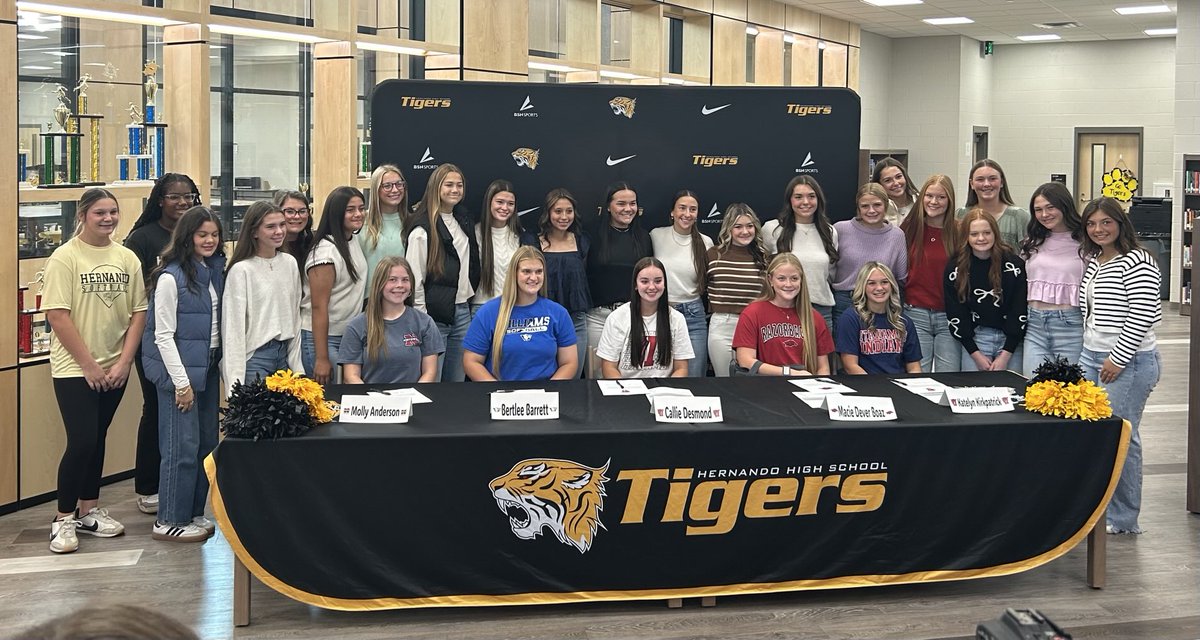 _duanecase's tweet image. Congratulations to this amazing group for signing softball scholarships. Molly Anderson(NWCC), Bertlee Barrett(Williams Baptist), Callie Desmond(ICC), Macie Dever-Boaz(Arkansas), and Katelyn Kirkpatrick(ICC).