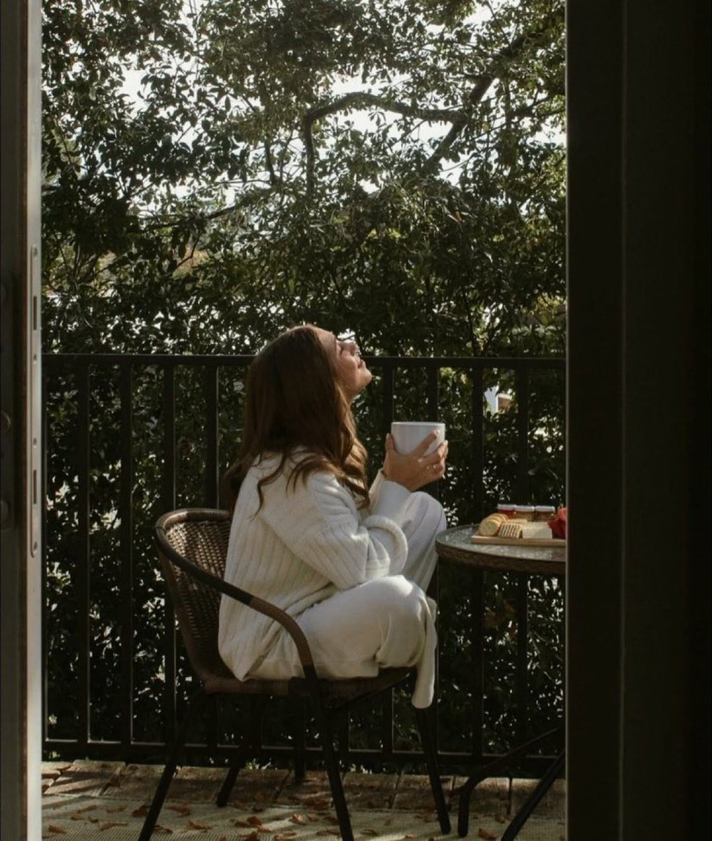 ربما تكون النّهاية السعيدة هي أن تقع في حبّ حياتك.
أن تأكل أطعمتك المفضّلة، وتُعجب بشروق الشمس وغروبها، وتلتقط الكتاب الذي تحاول إنهاءه،
وترقص على أنغام أغانيك المفضّلة، وتشتري لنفسك الزهور،
وتُعيد عقلك إلى إدراك كم أنت مُبارك ومغمور بالنِّعَم.

وربما تكون النّهاية السعيدة هي أن