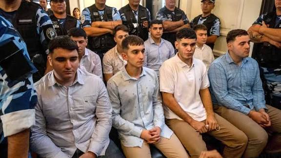 Recién terminó de ver el documental sobre el caso de Báez Sosa y realmente no terminamos de odiar lo suficiente a estos 8 asesinos 

#FernandoBaezSosa