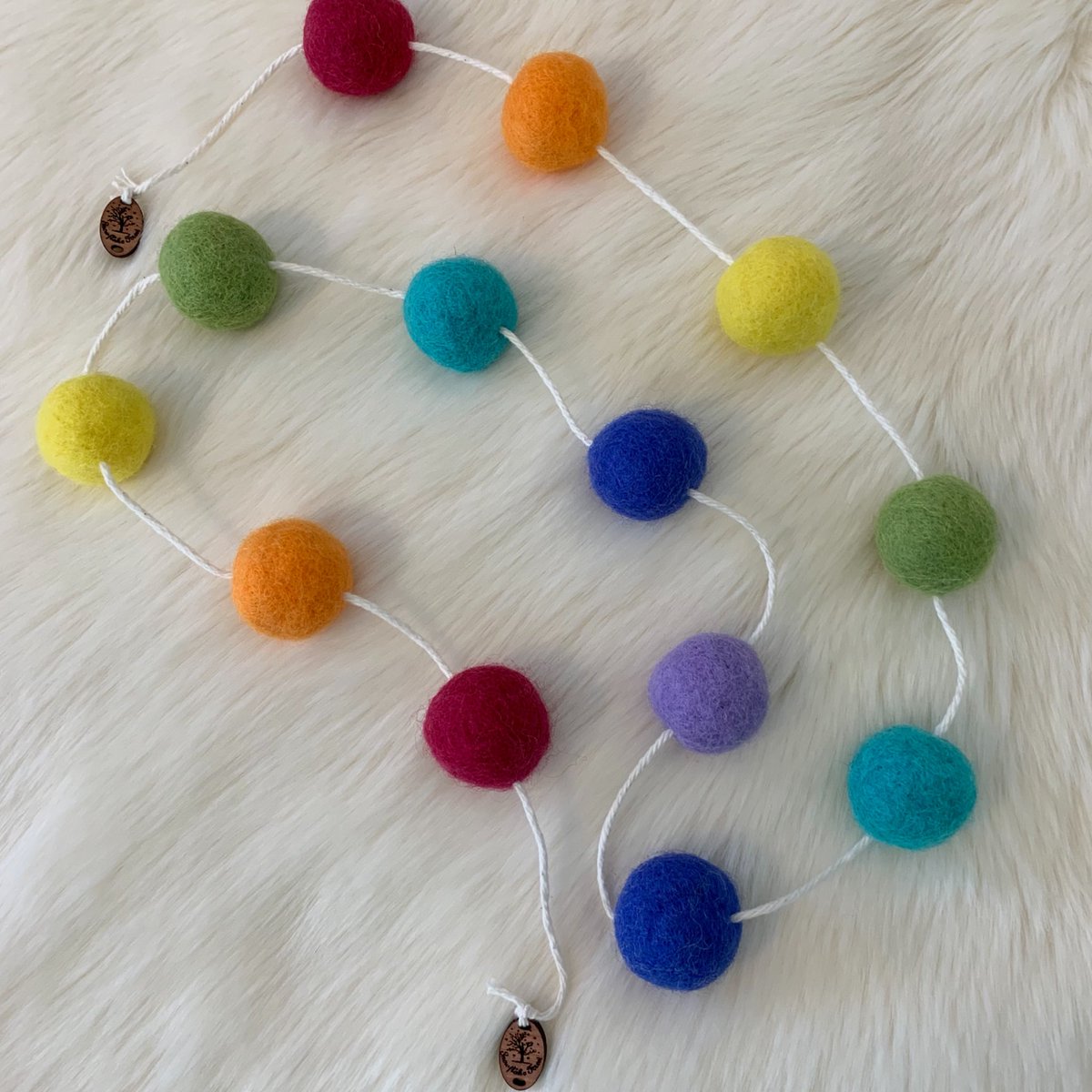 Needle Felted Ball Garland Tutorial is up on SnowflakeForest Felting YouTube Channel. Happy Felting 🌬️🧜🏼‍♀️❄️🤍 youtu.be/NCwkm0lzDIs?si…