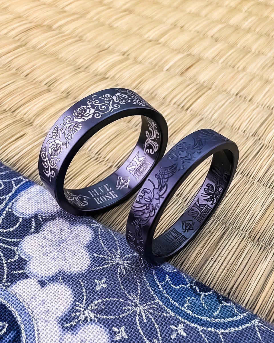 ブラックチタンに白薔薇と黒彼岸花