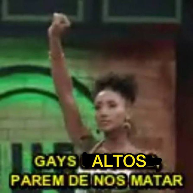 esconderam um livro num lugar inalcançável da estante