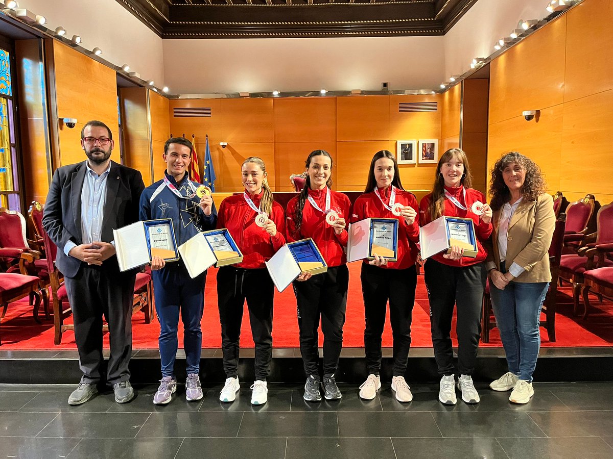 L'alcalde, <a href="/DBotePaz/">David Bote Paz</a>, i la Regidora d'Esports, <a href="/BeaDelgado20/">Bea Delgado</a>, han rebut avui els medallistes mataronins del Campionat Mundial de Patinatge Artístic, celebrat a Pequín del 17 al 30 d'octubre 👏