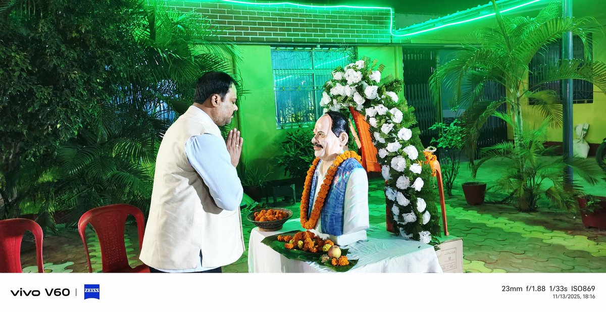 DrDeepakkumar_'s tweet image. #मोतिहारी 
पतौरा में मामा स्व.लालबाबू प्रसाद कुशवाहा जी के प्रथम पुण्यतिथि पर पुष्प अर्पित कर श्रद्धांजलि देते हुए।

#DrDeepakkumar