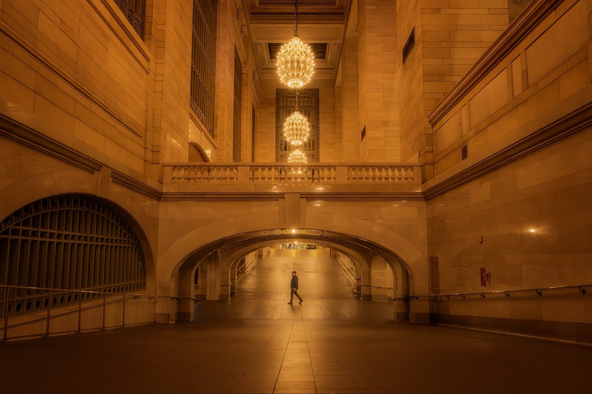 _davidgaleano's tweet photo. Aquí empieza esta serie de New York, así como la viví con mi cámara.

La voy subiendo aquí y también en Instagram @_dgaleano  
📍Grand Central Terminal https://t.co/gNga5nHc87