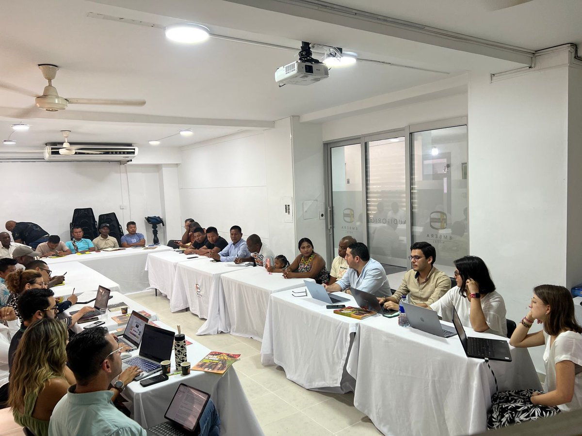 📢 Este miércoles <a href="/VamosPaz/">Vamos por la paz - Ensemble pour la paix Colombie</a> acompañó el diálogo de más de 20 consejos comunitarios, organizaciones étnico-territoriales y resguardos indígenas del Bajo Atrato, con el Cinep/PPP y el equipo negociador del Gobierno en la mesa con el EGC. 📸