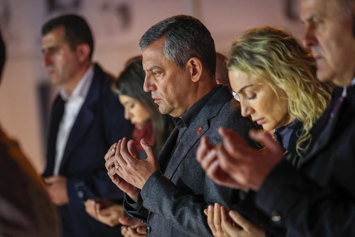 Ekrem’in ruhuna Fatiha okuyorlar zaar. 😃