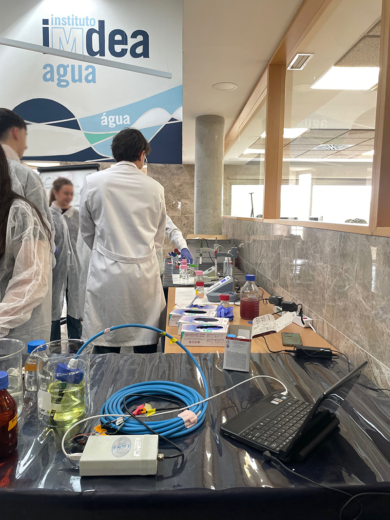 Hoy en la #SemanaCienciaInnovación hemos recibido la visita del IES Atenea de Alcalá De Henares.
En el primer taller práctico los asistentes conocieron las bacterias electroactivas utilizadas para monitorizar la calidad de las aguas en ambientes remotos.
