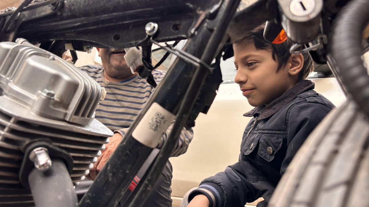 Tanıştırayım, Sufyan. 11 yaşında motorsiklet tamircisinde çalışıyor ve filmimizin yıldızı. Onu yurt içi yurt dışı festivallerde görünür kılmak istiyoruz. Filmimiz Sufyan için ise az önce fongogo kampanyamızı başlattım🥹🥹 Filmimizle ilgili tüm bilgiler açıklamadaki linkte♥️