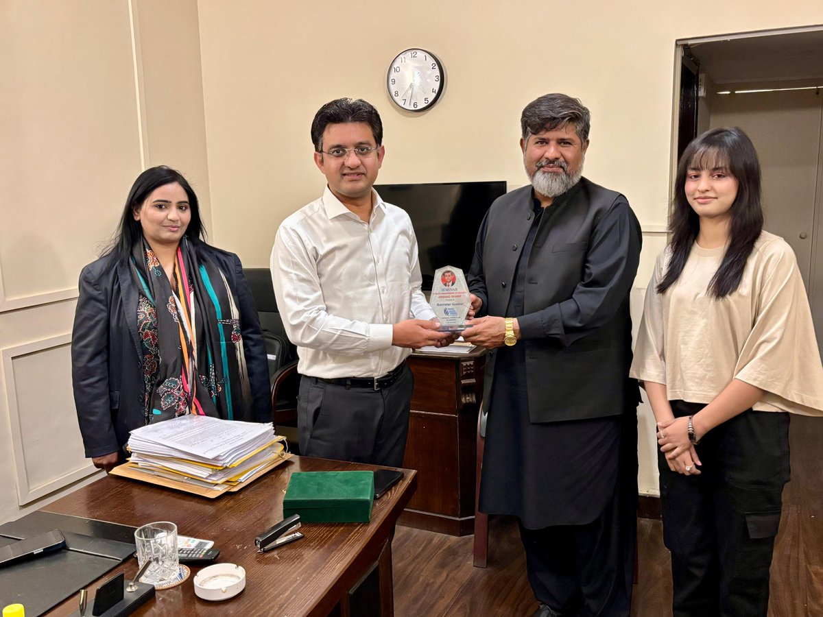 Chairman of the Human Rights Council of Pakistan,Jamshaid Hussain, along with his team, met the renowned lawyer Barrister Qadeer Janjua at his residence.
During the meeting, they held a detailed discussion on the current national situation, human rights issues, and the supremacy