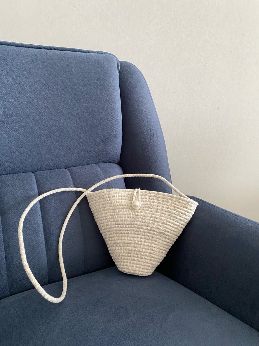 CvKcollective's tweet photo. Ekru tonların zamansız zarafetini taşıyan yeni modelimiz, her detayında inceliği hissediyorsunuz. 🤍

#cvkcollective #çantatasarımı #minimalstyle #elyapımı #zarifdokunuşlar https://t.co/0C6asHPiPz