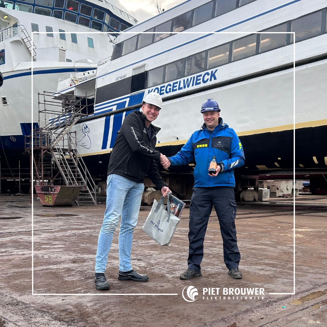 PietBrouwerET's tweet photo. De winnaar van onze prijsvraag op de Europort is bekend: Ivo Wiersma! 🥳
Ivo schatte met zijn antwoord het dichts bij de vraag: hoeveel kilometer kabel gaat er in de recent opgeleverde cementtanker Molvik?
Ivo, van harte gefeliciteerd!🙌🏽
#pbet #winnaar #prijsvraag @rederijdoeksen https://t.co/qwKIRxOTj1