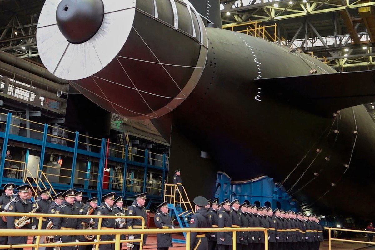 Geopoliticabra2's tweet image. O novo submarino nuclear russo Khabarovsk, o primeiro da classe Projeto 08951, representa um novo e radical tipo de dissuasão nuclear submarina. Ele é construído sobre o casco do SSBN da classe Borei, mas sem o compartimento de mísseis balísticos característico dos submarinos