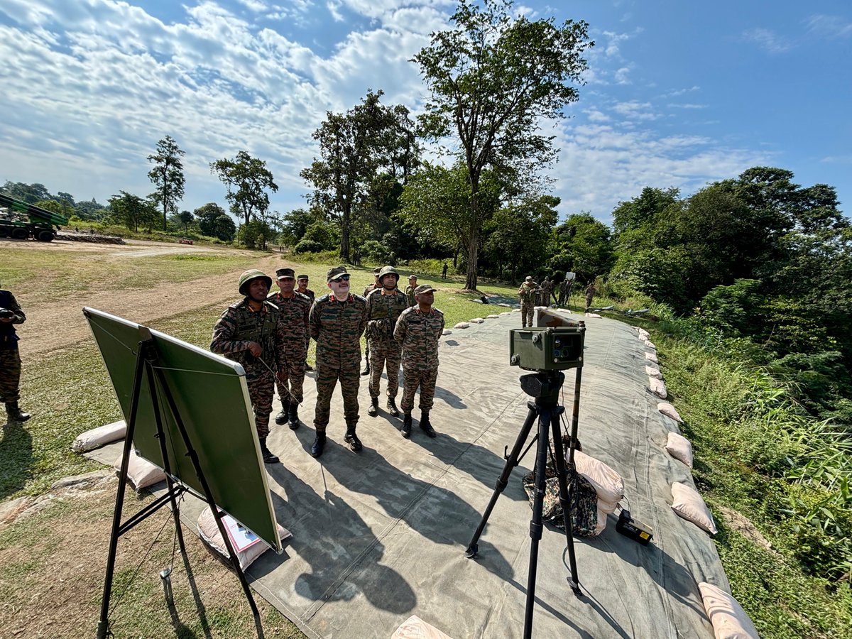 Spearcorps's tweet image. Lt Gen Abhijit S Pendharkar, GOC #SpearCorps visited, #IndianArmy units deployed in forward areas of #ArunachalPradesh and reviewed their operational preparedness. The Corps Commander also witnessed Joint live-firing drills under Exercise #PoorviPrachandPrahar and commended the…