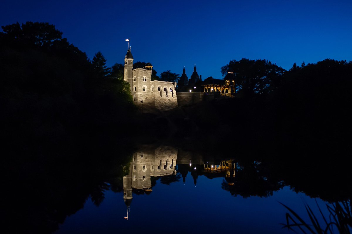 CentralParkNYC's tweet image. With the sun setting earlier each day, now is the perfect time for a stroll through the Park at dusk! 🌙 

From the warm glow of lampposts on the Mall to spectacular views of Belvedere Castle all lit up, some of the most stunning views in the Park come after dark.