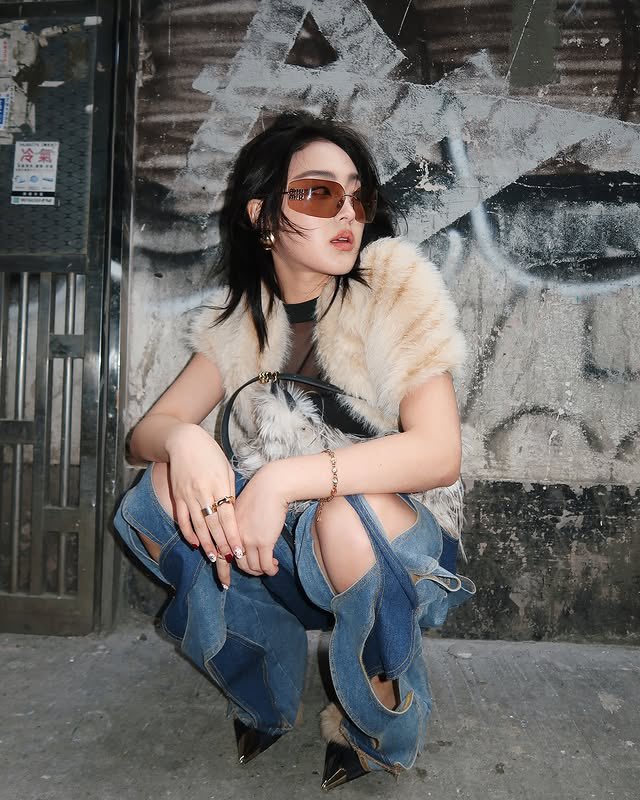 แล้วกางเกงนี้น้องพั้นใส่ 2 ลุค ออกมาคนละแบบเลย เห้อ ชอบชี