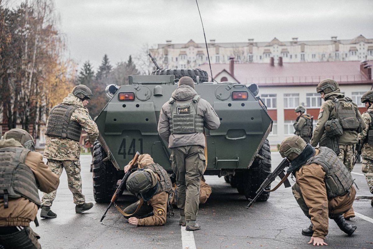 TheGreyPatriot_'s tweet photo. 🇧🇾🇷🇺 Today's confidence training of new volunteers to Internal Troops 3rd Separate Special-Purpose Brigade (military facility 3214).
#Russia #Belarus #Belarusian #Today #Tactical #InternalTroops #Police #Security #Training #LawEnforcement #BTR80 #AK74 https://t.co/gQHV0xEo6g