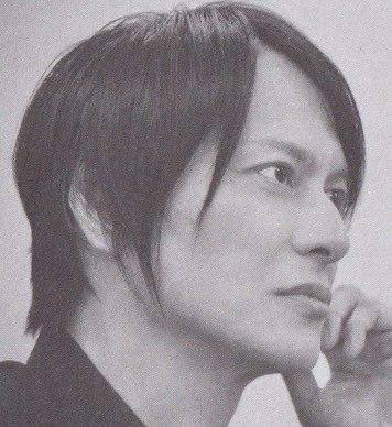 gardeuia's tweet photo. his cheekbones are crazy https://t.co/tFYJPnnXp1