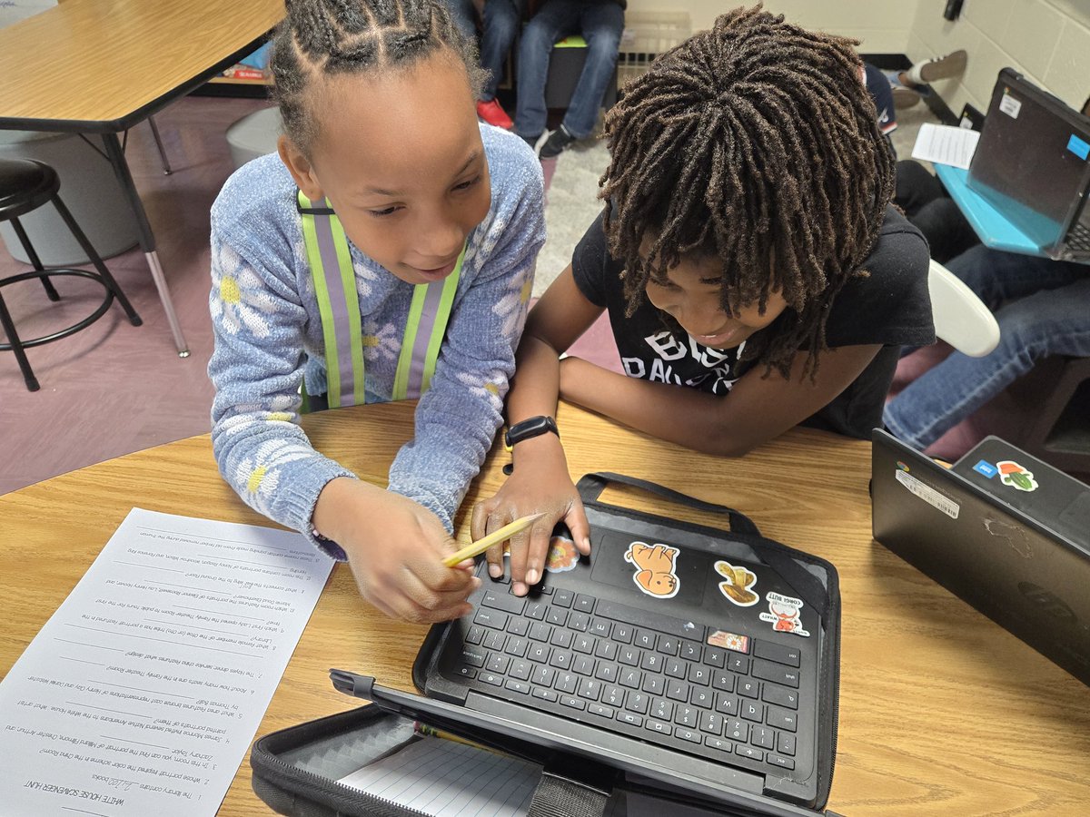historynerdtchr's tweet image. Locked in! Searching the 360 tour of the White House  to answer questions.  They got to choose where they explored while learning about the various rooms, artifacts, and art. #goinggifted #WeareRACERS #UnlockPotential @RCE_HCS @SocialST_HCS