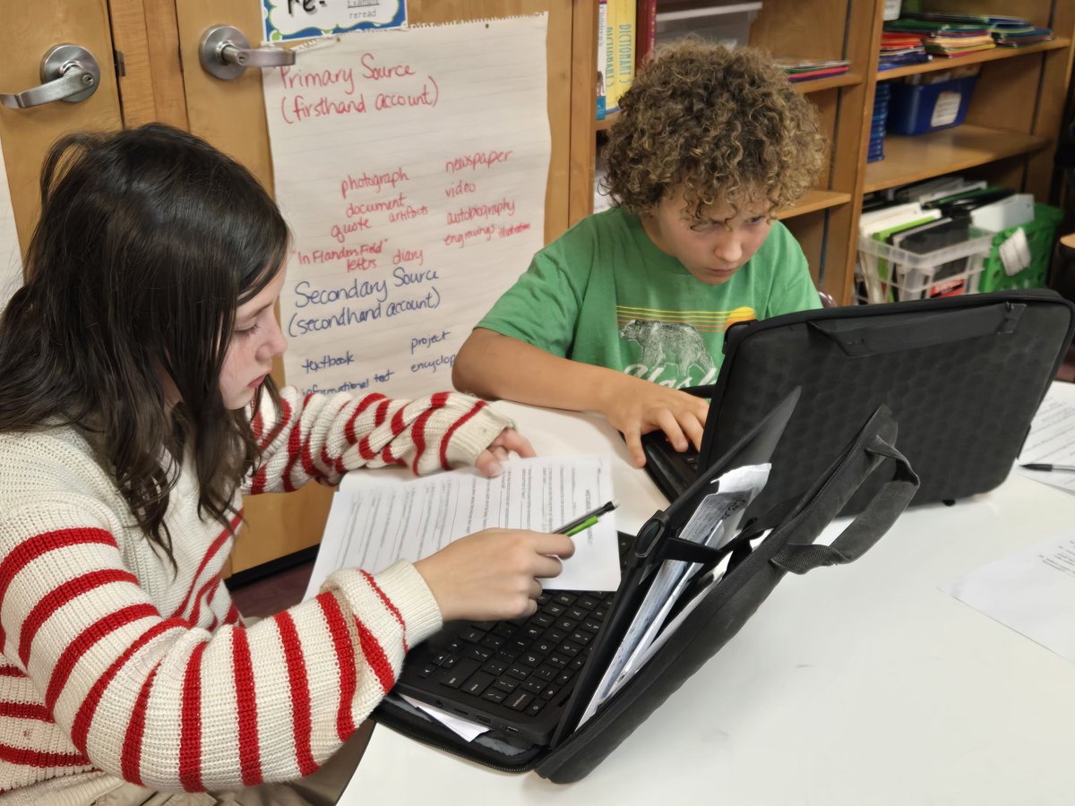 historynerdtchr's tweet image. Locked in! Searching the 360 tour of the White House  to answer questions.  They got to choose where they explored while learning about the various rooms, artifacts, and art. #goinggifted #WeareRACERS #UnlockPotential @RCE_HCS @SocialST_HCS