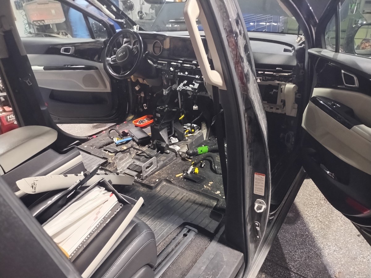 PERFORMANCEPL12's tweet image. Ever wonder why sometimes your car is in the shop longer than you expected? Well check this out! All of this just to replace one part. Still done and back to customer in less than 24 hrs!