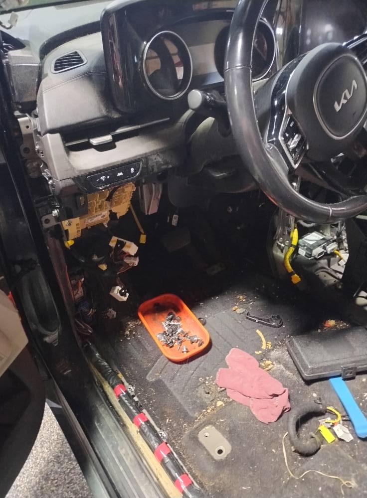 PERFORMANCEPL12's tweet image. Ever wonder why sometimes your car is in the shop longer than you expected? Well check this out! All of this just to replace one part. Still done and back to customer in less than 24 hrs!
