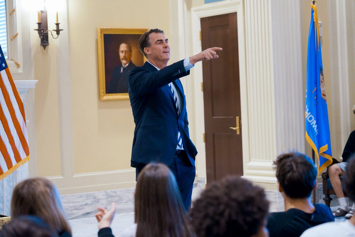 GovStitt's tweet photo. It’s always a good time when students come out to the Capitol! 

Great visiting with the Sapulpa 9th grade class, thanks Representative @Mark_P_Lawson for bringing them by my office! https://t.co/CA795Ev4t5
