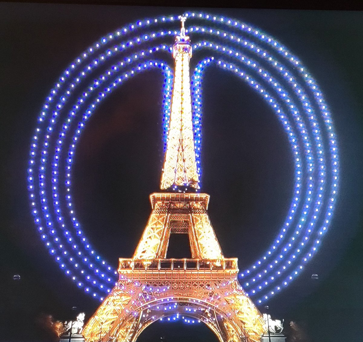 VeroDucreux's tweet photo. Mon cœur est plus fort que ta haine...
#13novembre2015 https://t.co/fqk0nha0hA