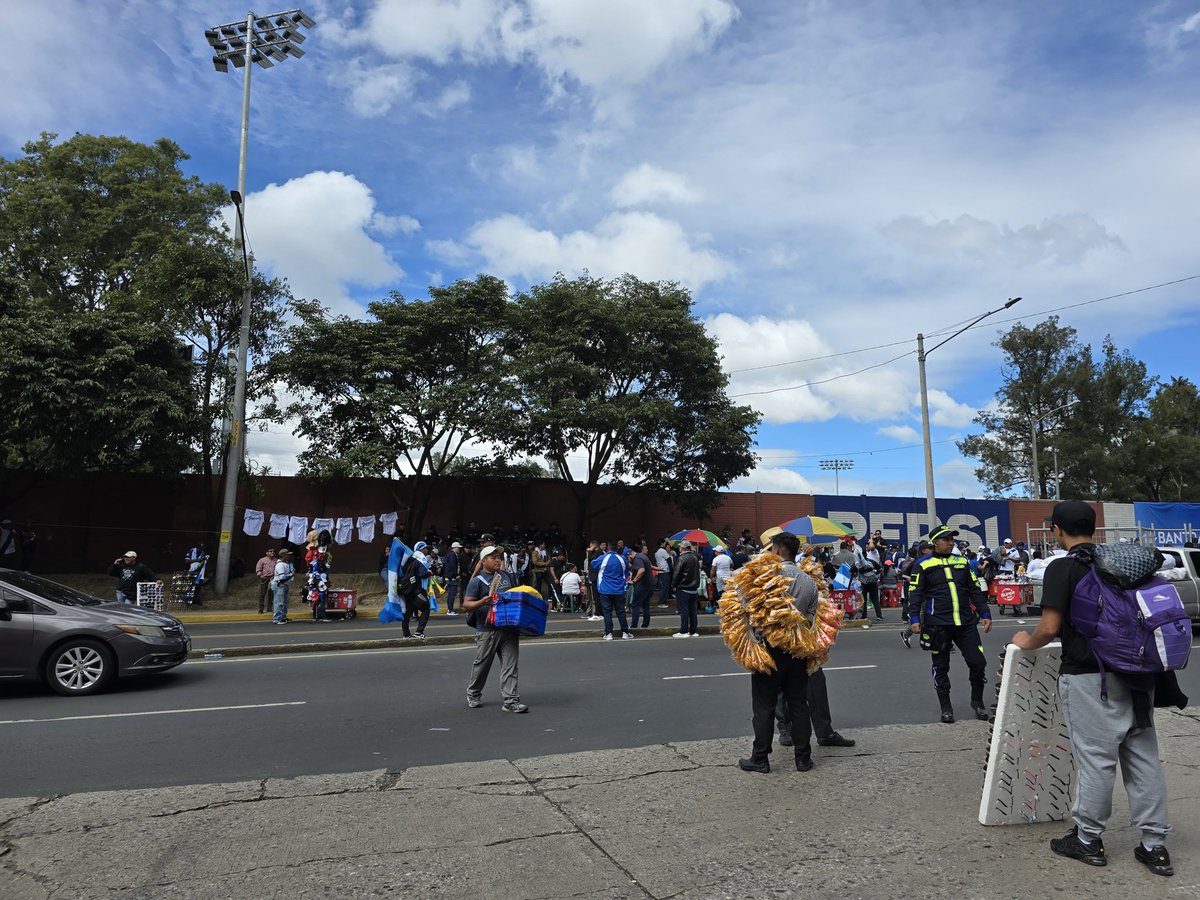 D_Barrueto's tweet photo. Todo paz y armonía en los alrededores del estadio El Trébol Manuel F. Carrera, bienvenidos hermanos panameños. https://t.co/8dsi9MAjwE