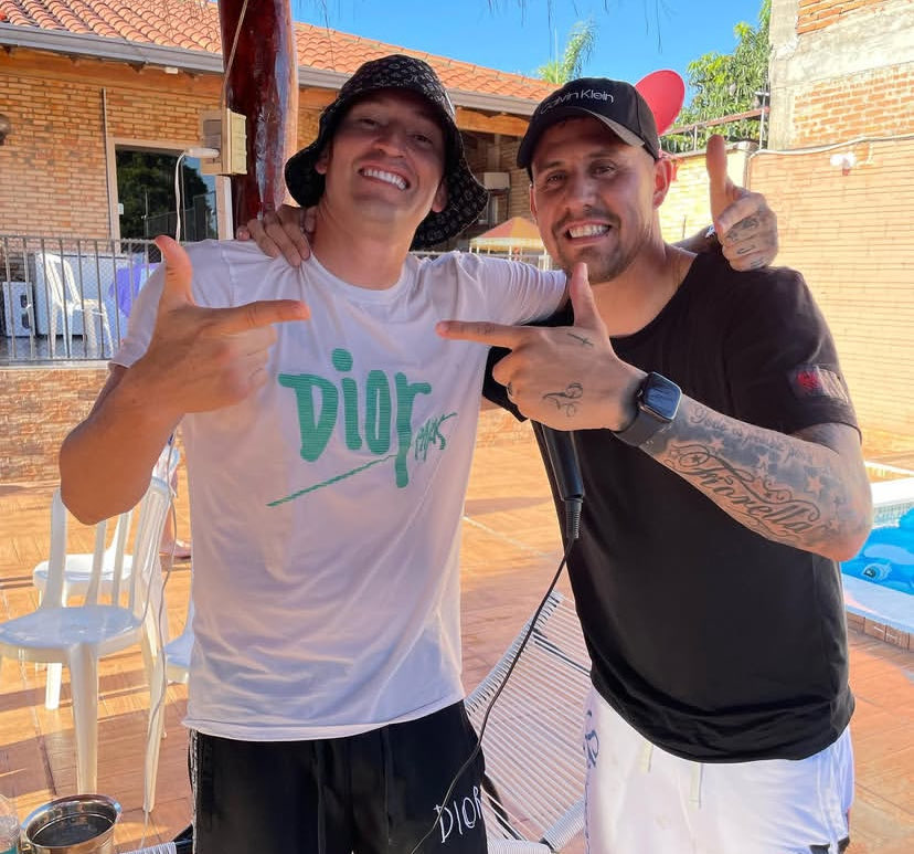 Jorge Mendoza, futbolista que pasó por Guaraní, Olimpia, entre otros, en Unión TV por la R800 AM, sobre los goleadores en el fútbol paraguayo:

“Nuestra forma de jugar acá cambió. Fijate, Ferfer es goleador y tiene que bajar, porque si se queda en el área no le llega la pelota y