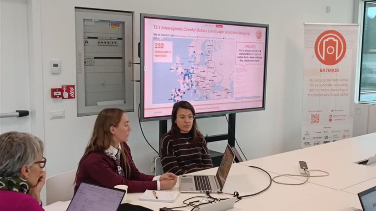 CTAndaluciaENG's tweet image. 🌍🔋 Our #EUproject @BATMASS_EU  has participated in a consortium meeting hosted by the University of Pavia, one of the project partners, to keep advancing solutions that will transform Europe’s battery recycling value chain. ♻️

👥 Representing CTA at the meeting were Innovation…