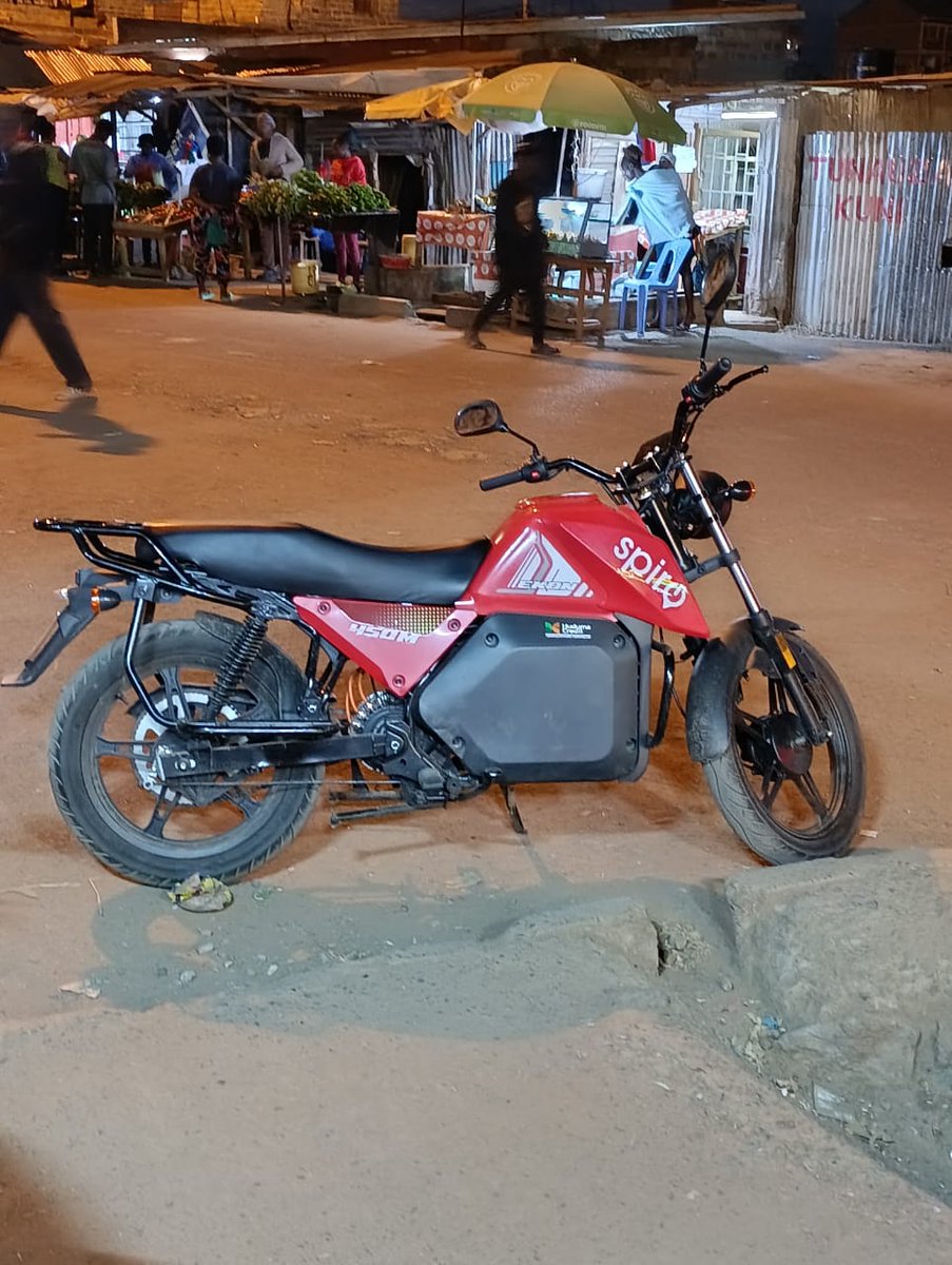 Kotsocha_ke's tweet photo. From Nairobi to Marigat is 250km , Normal motorbike inafaa uweke mafuta ya 2500ksh ikufikishe
Spiro bike covers 90 km when battery Full and it costs 290 ksh to swap one battery. That means you will need to swap 3 times .
You will spend 870ksh to Marigat 😁
#BodaYaPower https://t.co/0l8zawMYYm