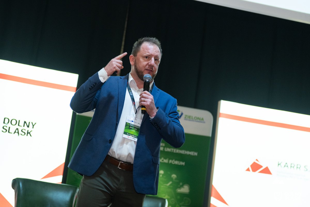 marcrojek's tweet image. Client lesson: 20 AI POCs = $ fortune wasted on &apos;showroom shine&apos; that flopped hard. 💸 But custom Edge AI? 15% waste cut, 25% less downtime. No hype, just AI that work. My latest on Medium unpacks it: marcrojek.medium.com/dont-buy-ai-by… #PredictiveMaintenance #PrivateAI