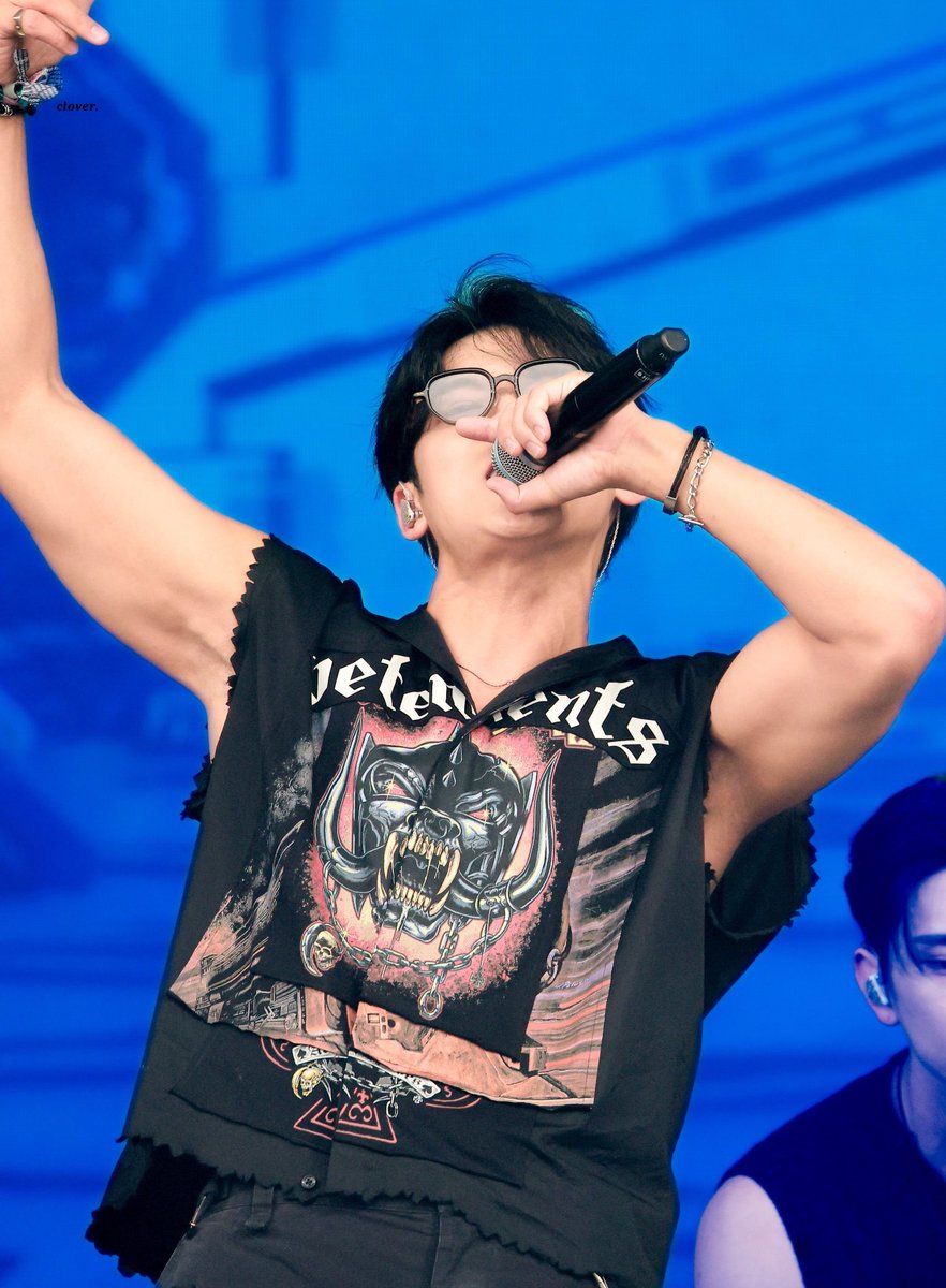 clickdemuse's tweet image. ㅤ

Rap bernada rendah yang dilantunkan, “Urineun drop it like HOT HOT HOT” dengan latar suara, “Oh jigeum feelin’ so HOT” dan nada tinggi yang dilantunkan oleh Dika nyaris menjadi akhir puncak penampilan Pitulas.

ㅤ