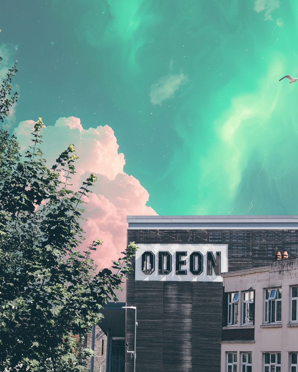 The sky’s gone pink and green… something wicked’s on the horizon🌸💚