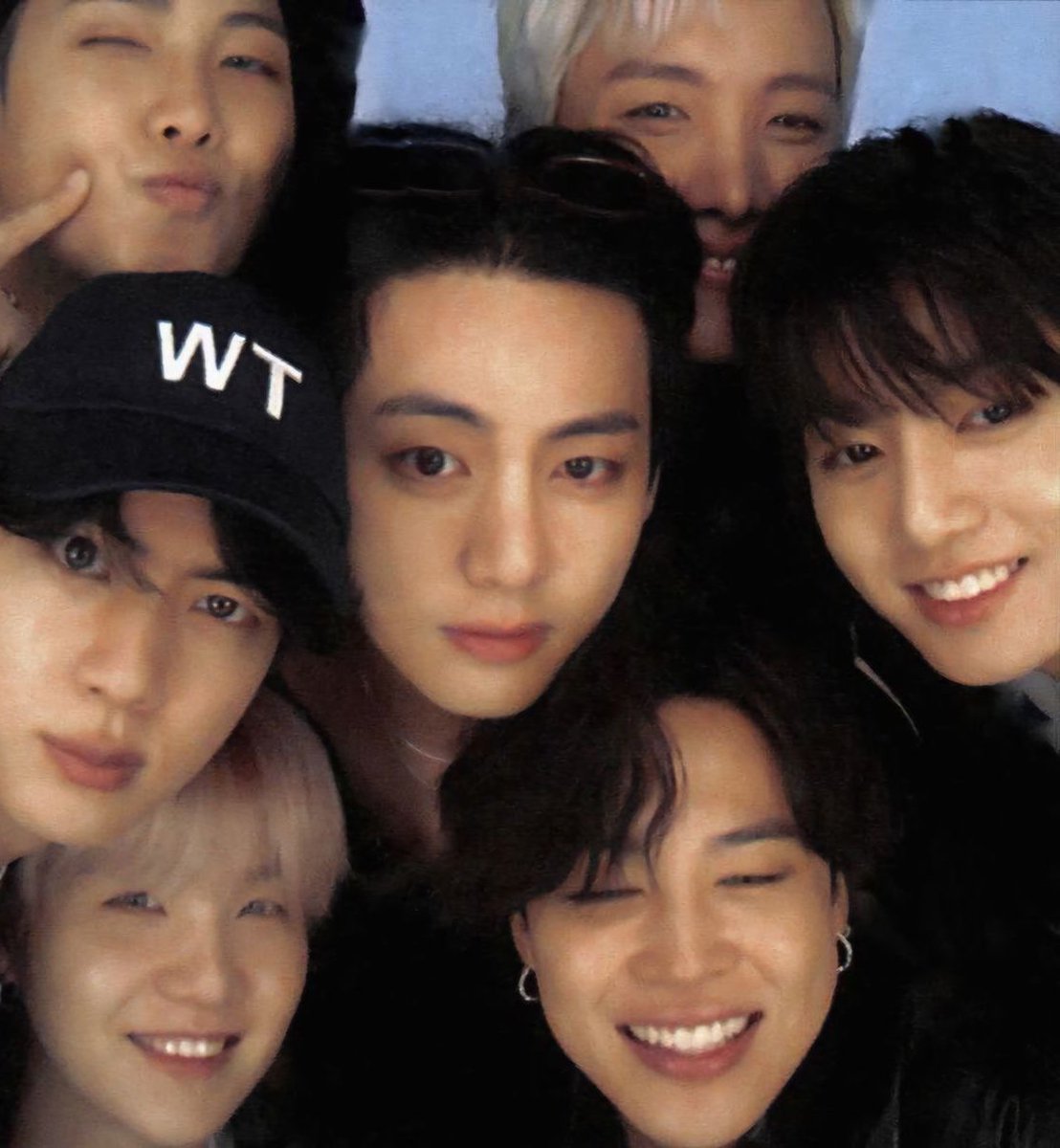 in love with their clustered pics where they look like one organism 😭