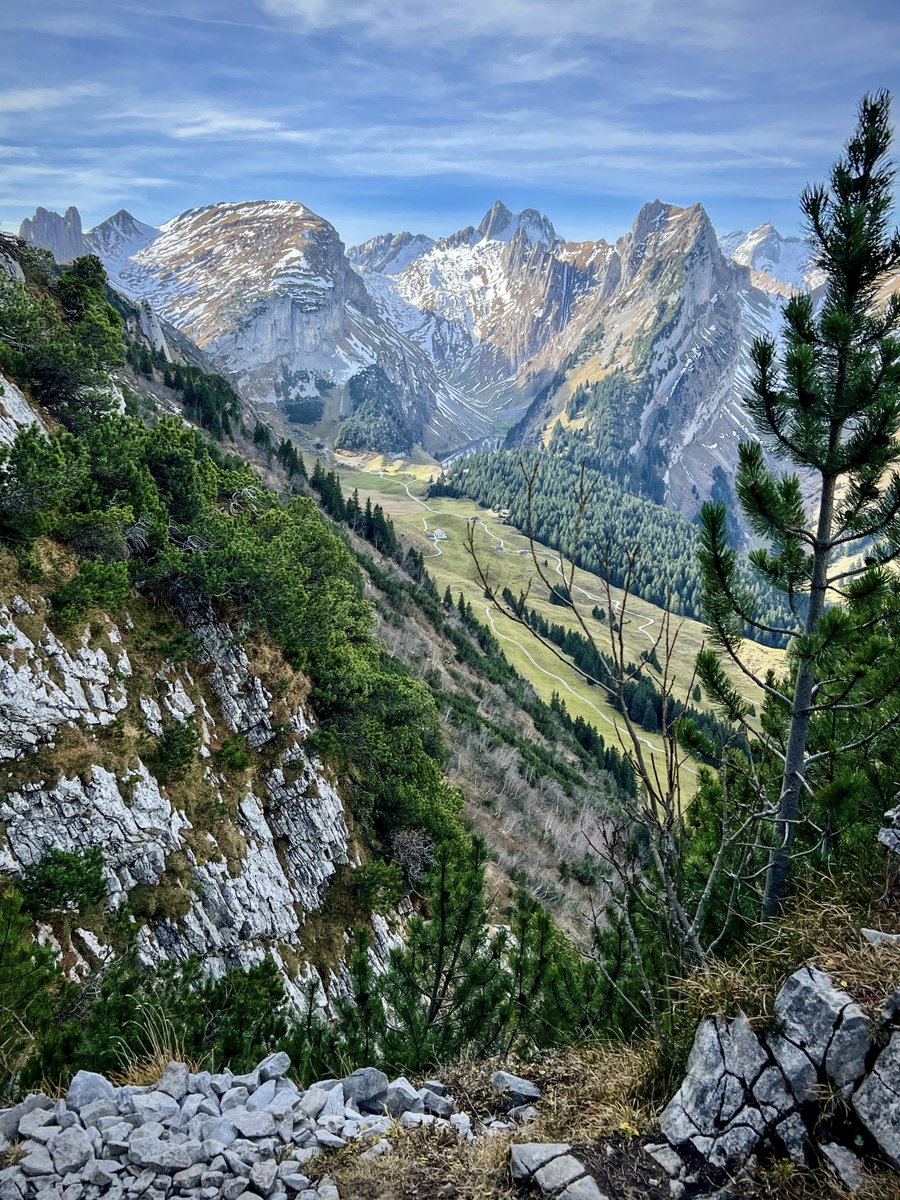 bergwelt_me's tweet image. Heute das milde Herbstwetter genutzt und eine spontane #Alpstein-Tour gemacht. Die Bedingungen waren perfekt und die Aussicht auf die Kreuzberge, den Altmann und den Hundstein einfach nur grossartig! 🏔️🤩

#Bergwelt #Schweiz #Wandern #Herbst