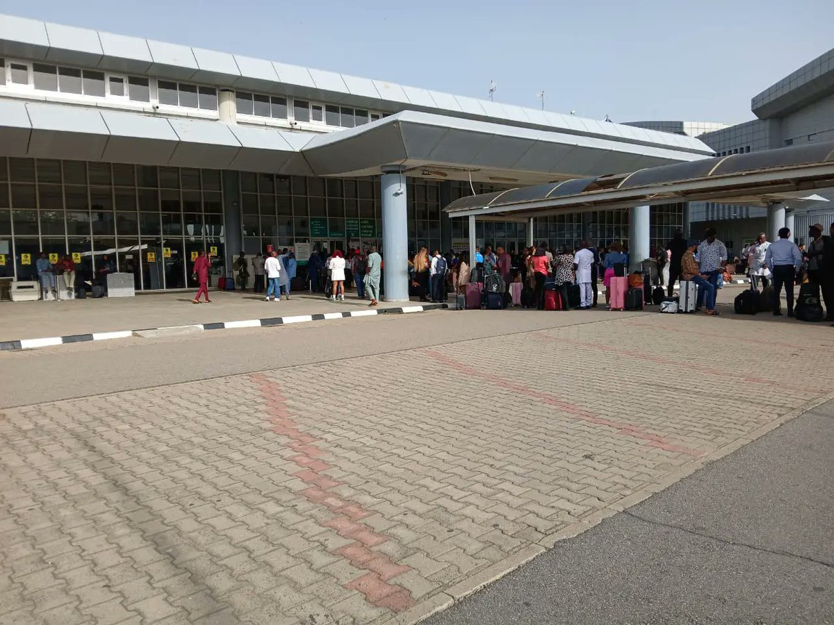 NigeriaStories's tweet image. BREAKING NEWS: The Nnamdi Azikiwe International Airport (NAIA), Abuja, was shut on Wednesday following an incident involving a private jet on the runway.

The incident, our correspondent learnt, involved a Gulfstream 400 private jet with tail number: 5N-PZE, carrying 14…