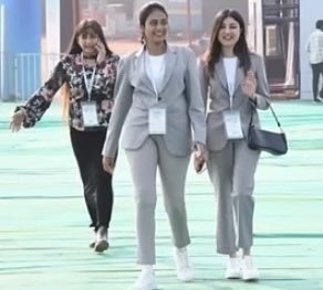 TikkoduMukkodu's tweet image. Both are not same 👇
                                   
Visionary Leader CBN
#CIIPartnershipSummit2025

                   Prisoner Looter YSJ
                               #APGIS2023