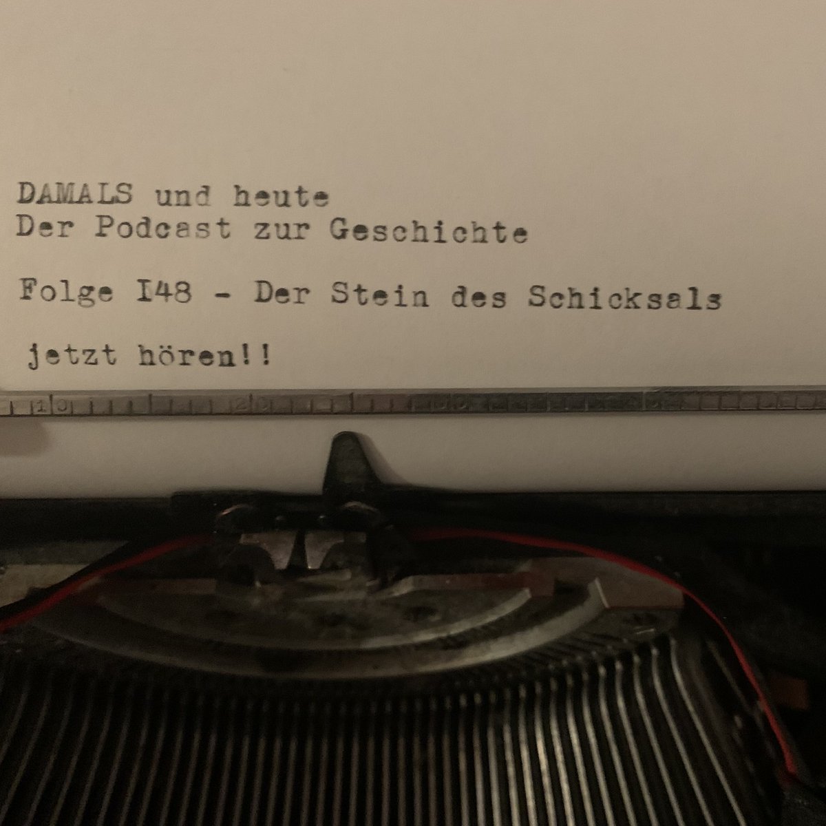damalspodcast's tweet photo. In unserer neuen #Podcast-Folge geht es um einen 150kg schweren Block aus #Sandstein, eine Königserhebung auf einem #Friedhof, ein #Pferd, das von einer #Klippe stürzt, #Intrigen am #Papsthof, den letzten #Gefangenen auf #EdinburghCastle und gewaltbereite #Suffragetten. Viel Spaß https://t.co/eDq5b4JSeo