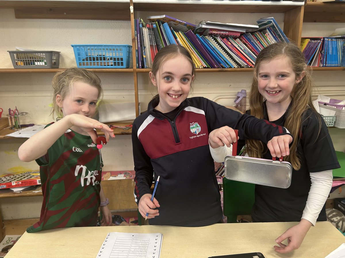 kilbehennyns's tweet image. 3rd and 4th classes #KBNS really enjoyed exploring magnetism ⁦@ScienceWeek⁩. They particularly enjoyed testing out the messy magnetism of iron filings! ⁦@esbscienceblast⁩ ⁦@CuriousMindSTEM⁩