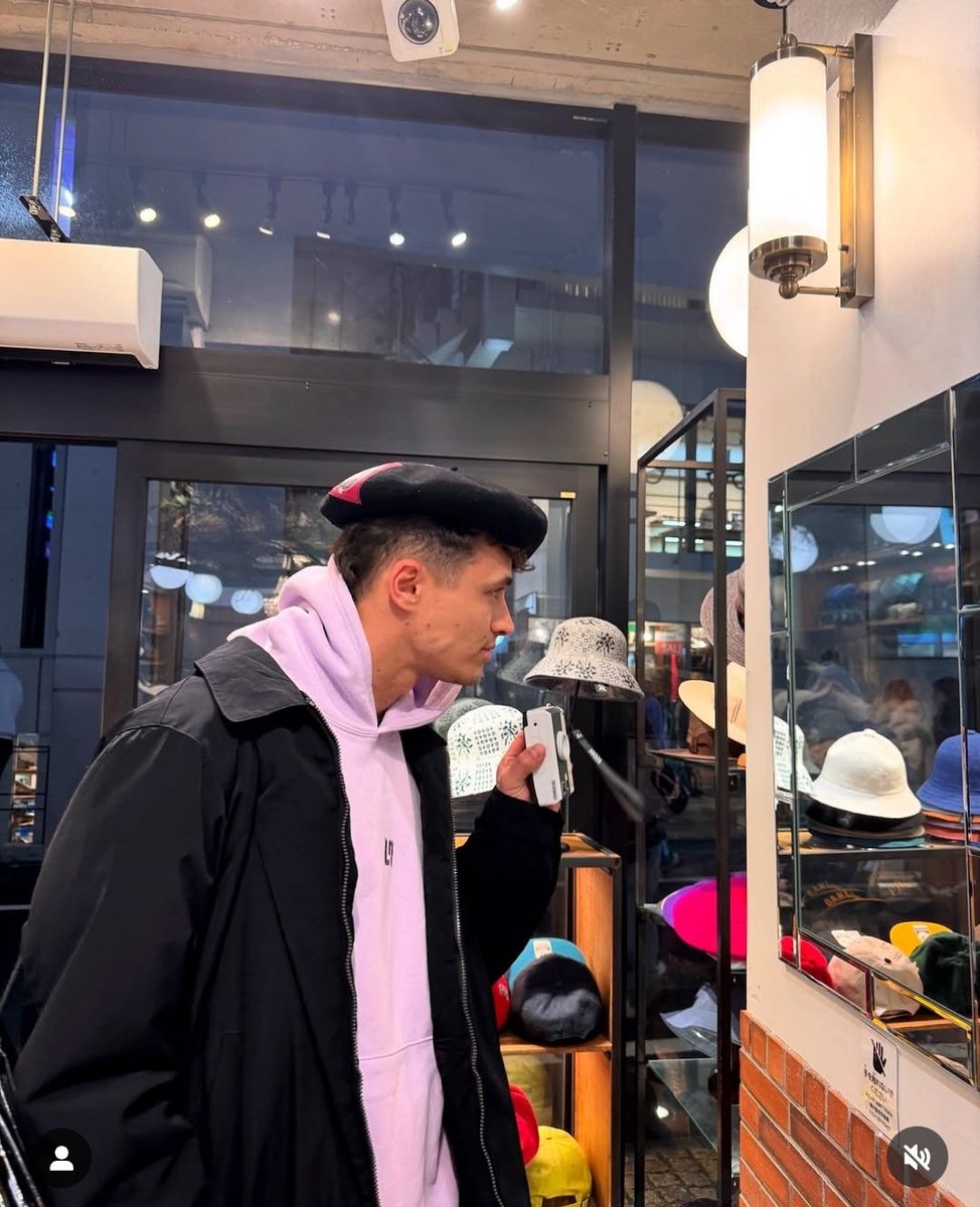 vieron q dicen q un argentino nace donde se le canta el orto ? bueno hoy cumple años ÉL, segui haciendo enojar a mexicanos y brasileros como buen argentino q sos 🙂‍↔️