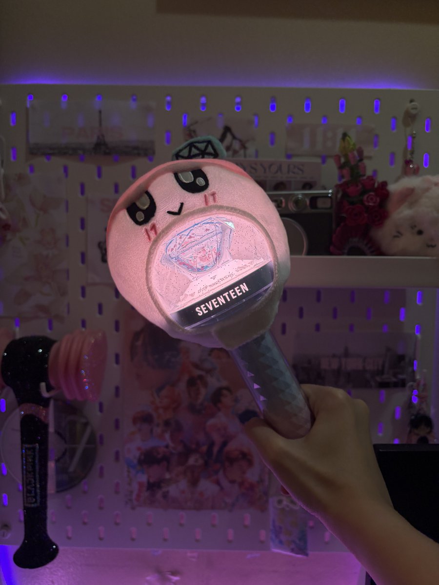 juniescart's tweet photo. ‧₊˚wts lfb svt bongbongee cover ph  ! ₊˚

 ⠀౨ৎ ₱1000❕| ₱800 if PAYO
⠀ ౨ৎ DOP 1 week only :>
⠀ ౨ৎ cbong not included! 
 ⠀౨ৎ can fit v2, v3, 10th aniv bong
 ⠀౨ৎ bought from 🇯🇵

t. Carat bong, seventeen light stick, 10th anniversary, version 3, 17, caratland 2023, cl https://t.co/cdaizz9kOy