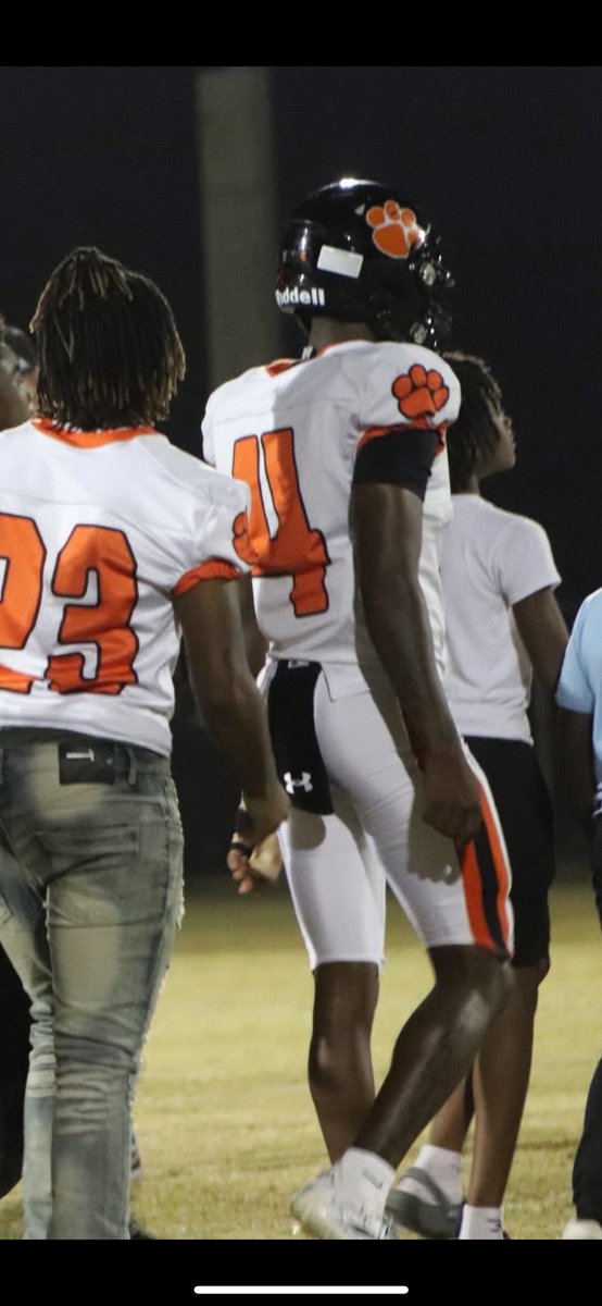 hudl.com/v/2T99xE
Regular season RB film (play maker )🔥🔥